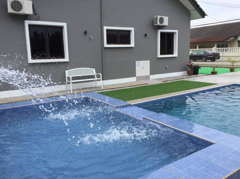 Melaka Beach Villa  Kelebang Besar Luaran gambar