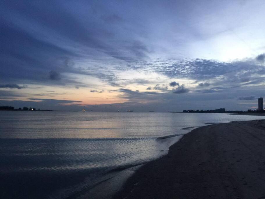 Melaka Beach Villa  Kelebang Besar Luaran gambar